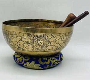Cuenco tibetano antiguo de bronce con relieve o martillado de colores para la salud y un sonido mágico - Product Image 1