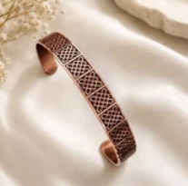 กำไลข้อมือทองแดงแท้ลายดอกไม้สลักแบบวินเทจ พร้อมแม่เหล็กบำบัด - Product Image 2