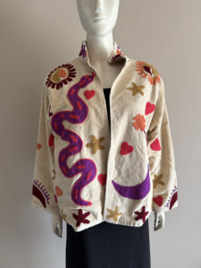 Veste en coton brodée vintage Suzani avec motifs serpent et floraux, manches longues, col rabattu, style bohème pour femme, printemps - Product Image 1