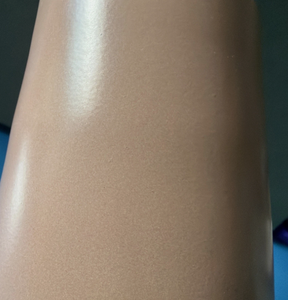 Vase en céramique conique mat mauve, style nordique scandinave ou contemporain, décor neutre, fini satiné mat en rose poussière, mauve doux. - Product Image 5