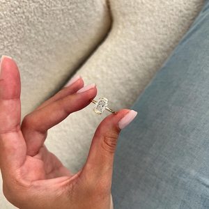 Bague de fiançailles minimaliste moderne en or jaune 14 carats avec diamant de laboratoire allongé de 2 carats, taille coussin, demi-sertissage, certifiée IGI - Product Image 5