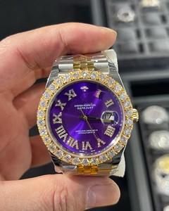Reloj Mecánico de Acero Inoxidable con Bisel de Diamantes Morados, Esfera con Números Romanos, Cristal de Zafiro y Brazalete Dorado - Product Image 1