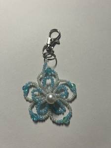 Magnifique porte-clés brodé à la main avec perles, porte-clés décoratif coloré avec un design de broderie perlée complexe pour tous les jours - Product Image 1