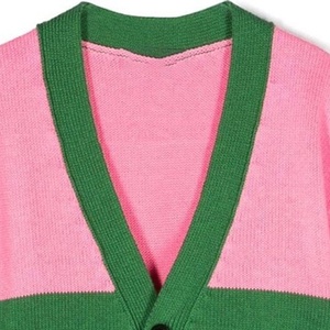 Cardigans et pulls unisexes en acrylique bicolore rose et vert, personnalisables avec logos B2B et lettres brodées, pour sororités - Product Image 2