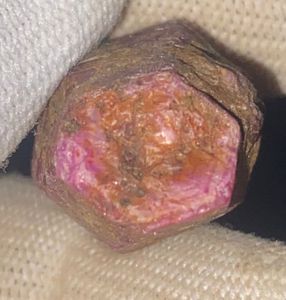 พลอยทับทิมดิบธรรมชาติ 113.05 กะรัต จากเคนยา เหมืองเฟโมส จอห์น โซล - Product Image 1