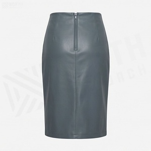 Jupe crayon en similicuir pour femme, longueur genou, couleur unie, design minimaliste avec fente latérale, taille normale, à porter en toutes saisons - Product Image 2