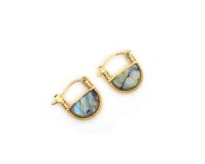 Pendientes de aro con múltiples gemas, latón con baño de oro, forma de D, para mujeres y unisex, para cualquier ocasión. - Product Image 2