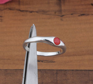 แหวนเงินแท้ 925 ประดับพลอยรูบี้ทรงเหลี่ยม แหวนทำมือสไตล์โบโฮคลาสสิก เรียบหรู แหวนเพชรเม็ดเดี่ยว รับรองโดยเมืองชัยปุระ - Product Image 5