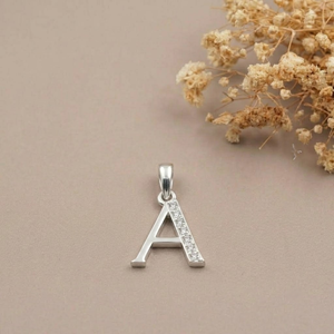 Colgante con Inicial, Oro Blanco de 14K, con Diamante Cultivado en Laboratorio, Estilo Minimalista, Joyería Fina Unisex - Product Image 1