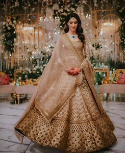 Lehenga Choli Dorado Bordado con Dupatta, Traje Tradicional Indio para Bodas, para Mujer, Material de Seda, Largo hasta el Suelo, Corte Holgado - Product Image 3
