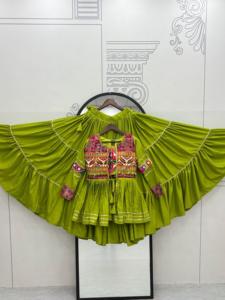 Robe traditionnelle indienne Navratri en pur coton, Chaniya Choli, style Garba Gujarati, avec travail Gamathi, Lehenga Choli, Dupatta. - Product Image 4