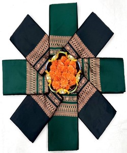 Sari de Seda Negra con Borde Rojo, Traje Tradicional Indio para Bodas, para Mujer, Largo hasta el Suelo, Corte Regular, para Todas las Temporadas - Product Image 3
