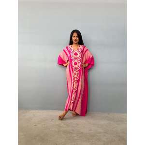 Vestido Largo Kaftan Estampado Rosa, Ecológico y Lavable para Mujer, Estilo Holgado, Boho, para Playa o Resort - Product Image 2