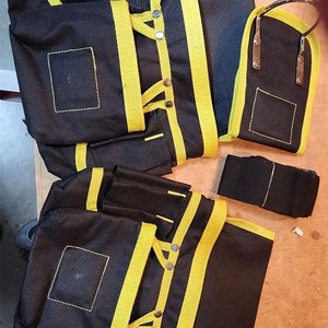 Ceinture à outils noire et jaune avec plusieurs poches pour la menuiserie et la construction - Product Image 5