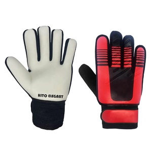 Gants de gardien de but de football en latex allemand noir et rouge, design personnalisé, embossés, avec sangle en latex allemand de 4 mm et injection de silicone. - Product Image 1