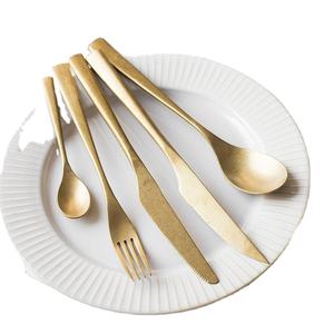 Juego de Cubiertos de Metal Dorado de Diseño para el Hogar y Restaurantes de Hotel, Ofrece Artesanía de Primera Calidad y un Aspecto Elegante - Product Image 1