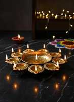 Candélabre circulaire en métal avec supports pour diya, pour les activités religieuses et les décorations festives