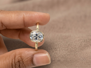 Bague solitaire de luxe pour femme en or jaune 10K, style vintage, avec diamant de laboratoire taille coussin 2 carats serti clos, pour fiançailles et anniversaire - Product Image 6