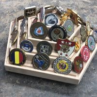 Présentoir et support en bois Art Déco fait main de haute qualité pour pièces de collection, idéal pour la décoration intérieure et l'organisation de bureau