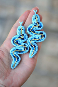 Nouveauté 2022 : Grand clou d'oreille léger fait main en perles de coton brodées, motif serpent bleu classique pour femme par MULTI CRAFT - Product Image 4