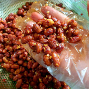 ผู้จัดจำหน่ายถั่วลิสงอบกระเทียมรสเผ็ดแบบ OEM จำนวนมากจากเวียดนาม ขนมขบเคี้ยวพร้อมรับประทาน - Product Image 1