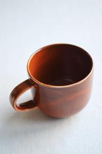 Mug en céramique de style vintage avec une riche glaçure ambrée, corps incurvé lisse, poignée ergonomique, construction thermorésistante pour des préparations matinales confortables - Product Image 2