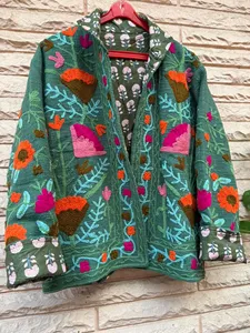 Chaqueta Bordada Suzani de Algodón Verde Hecha a Mano para Mujer, Estilo Bohemio, Arte Folclórico Floral, Abrigo Étnico - Product Image 3