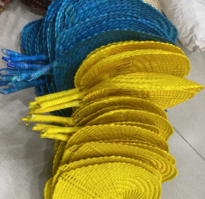 Abanico de mano vietnamita hecho a mano con fibras naturales finas para brindar comodidad refrescante y decoración estética en ceremonias. - Product Image 2