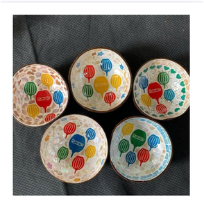 Bols en céramique faits à la main avec émail coloré et motif de ballon de dessin animé pour servir les aliments lors de fêtes - Product Image 1