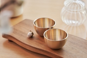 Ensemble de verres à soju coréens traditionnels NOBBAN en bronze forgé à la main (lot de 2) – Artisanat coréen authentique - Product Image 3