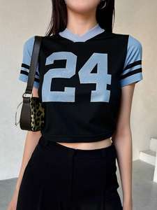 T-shirt sportif décontracté pour femme, col en V, coupe courte, noir et bleu, avec logo personnalisé, motif graphique numéro 24, style streetwear, personnalisable OEM. - Product Image 2