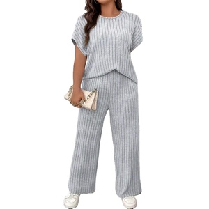 Camiseta y mallas de manga corta con cuello redondo de alta calidad y logotipo personalizado, conjunto de 2 piezas con cintura acampanada para mujer de BD - Product Image 1