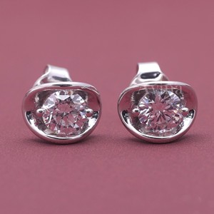 Boucles d'oreilles clous rondes serties de diamants de laboratoire certifiés IGI en or 18 carats |   Boucles d'oreilles minimalistes en diamant - Product Image 1