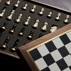 Jeu d'échecs classique en bois de haute qualité avec des pièces en métal durables pour les jeux en famille et un jeu respectueux de l'environnement - Product Image 2