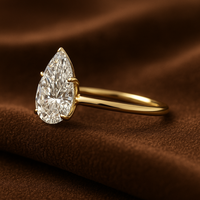 Anillos de Boda Unisex SHREERAJ SOLITAIRE de Oro Amarillo de 14K con Engaste de Barra Estilo Religioso, Moissanita de Corte Pera de 1ct Certificada por IGI