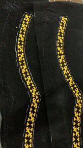 Patchs triangulaires brodés à la main en feutre non tissé noir avec motif croix jaune, à coudre sur les sacs - Product Image 1