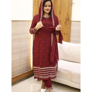 Conjunto de Top y Falda de Georgette con Bordado, Estilo Tradicional, con Dupatta Color Granate - Product Image 1