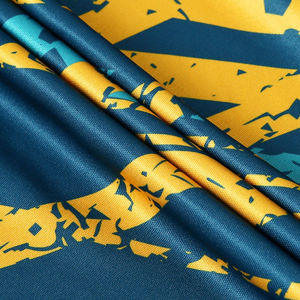 Uniforme de fútbol diseñado para equipos juveniles de niños y niñas con material transpirable, tela que controla la humedad y ajuste cómodo. - Product Image 3