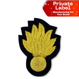 Écussons en fil d'or, brodés à la main, motif couronne, pour blazer, personnalisés, faits à la main, en fil métallique, écusson couronne en velours noir - Product Image 1