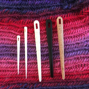 Aguja de Nalbinding de Hueso de Búfalo Pulido Largo de 9 cm con Ojo Pequeño, Tallada a Mano, Ecológica, Coleccionable de Arte - Product Image 3