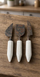 Ensemble de couteaux à fromage vintage, lames en métal mat, manches blancs, pour planches à charcuterie - Product Image 4