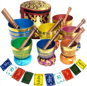 Juego de cuencos tibetanos de latón de los siete chakras con mazos de madera y tingsha, disponible a precios de mayorista. - Product Image 3