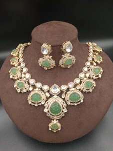 ชุดสร้อยคอและต่างหูประดับพลอยโพลกีชุบทองคำแท้สไตล์คลาสสิกจาก Amaira Jewels พร้อมกรอบแบบ Bezel สำหรับผู้หญิง เหมาะสำหรับงานแต่งงาน - Product Image 6