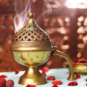 Brûleur d'encens indien traditionnel écologique en métal pour usage religieux et amélioration de l'aménagement intérieur - Product Image 1