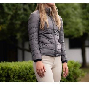 Chaleco ecuestre acolchado con cremallera ligero sin mangas recortado personalizado de Invierno para mujer con el logotipo de su marca - Product Image 4