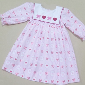 Robe pour bébé fille à manches longues rose vietnamienne avec imprimé cœur et nœud et col blanc brodé - Product Image 4