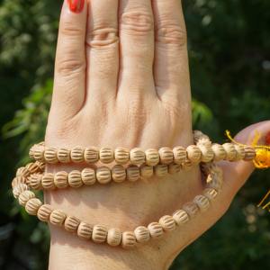 Collier de perles Mala en bois de santal, brun clair naturel, pour la prière, la méditation, le yoga, bijoux spirituels, Sigma Exports, fabriqué en Inde - Product Image 1