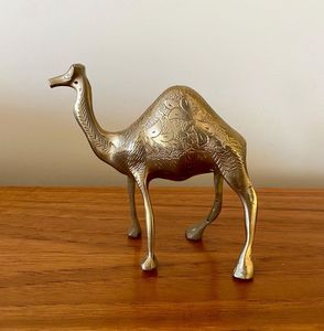 Figurine de chameau en laiton poli, accent de table pour décoration sur le thème du désert et arrangement d'événements de mariage - Product Image 1