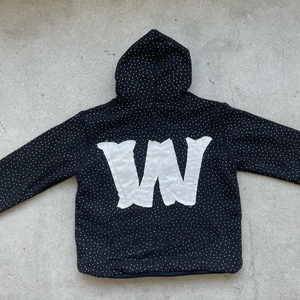 Sweat à capuche homme streetwear en molleton de coton surdimensionné, avec broderies et patchs effet vieilli, logo personnalisé, pour l'hiver - Product Image 2