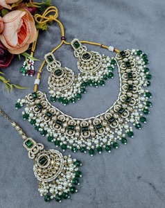 ชุดสร้อยคอโชคเกอร์ Kundan คุณภาพเยี่ยมพร้อมต่างหูและ Maang Tikka หินสีชมพูชุดเครื่องประดับงานแต่งสำหรับเจ้าสาว - Product Image 4